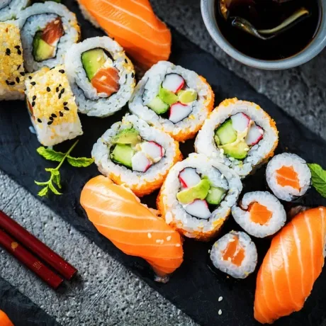 Sushi Set Sashimi und Sushirollen auf serviert Steinschiefer